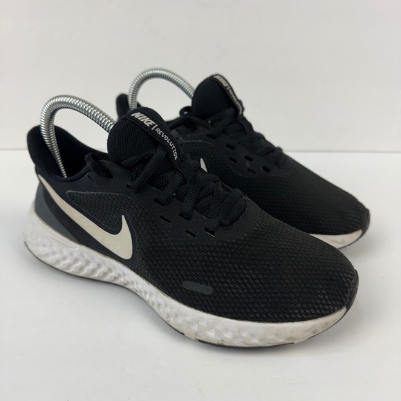 Nike Revolution 5 Shoes Women's Size 6 Black White Athletic Running Sneakers - Picture 1 of 16
